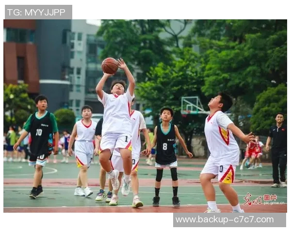 打篮球的魅力与踢足球的风采谁更帅气一场运动的时尚对决 打篮球的魅力与踢足球的风采谁更帅气一场运动的时尚对决